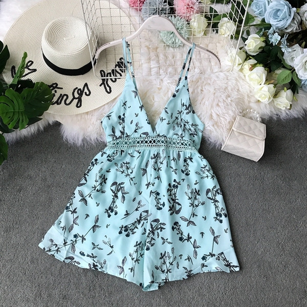 Salopetă casual de damă, cu decolteu adânc și bretele subțiri