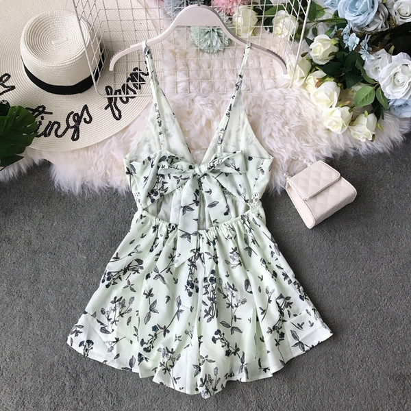 Salopetă casual de damă, cu decolteu adânc și bretele subțiri