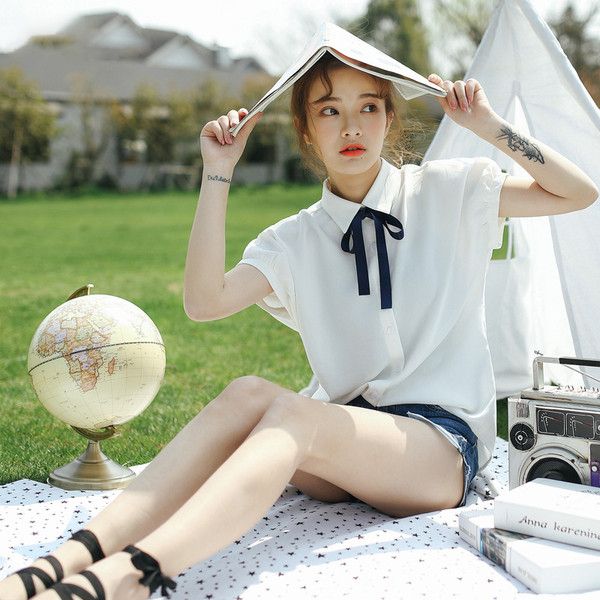 Cămașă modernă de damă în alb și galben cu șireturi