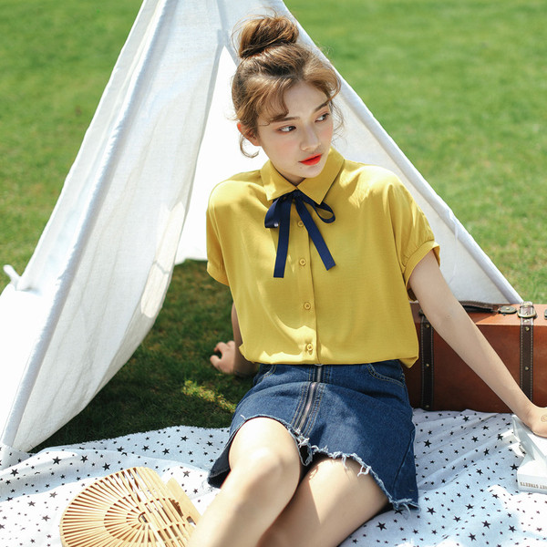 Cămașă modernă de damă în alb și galben cu șireturi