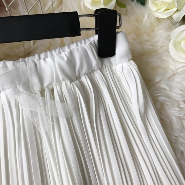 Pantaloni moderni de damă cu talie înaltă în alb și negru