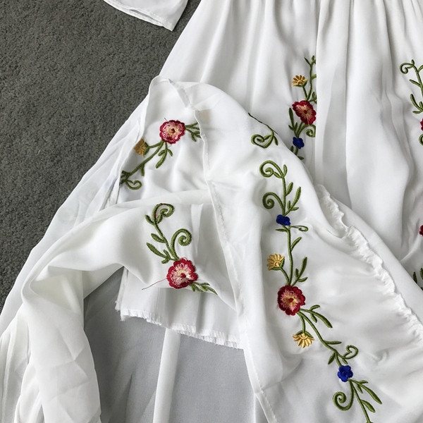 Rochie lunga de dama casual in alb si rosu cu broderie