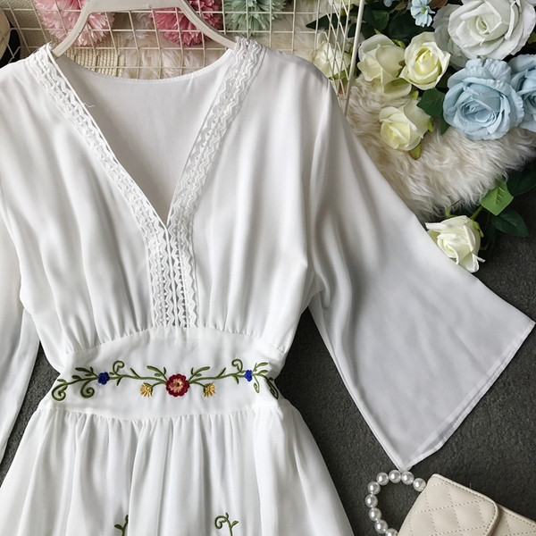 Rochie lunga de dama casual in alb si rosu cu broderie