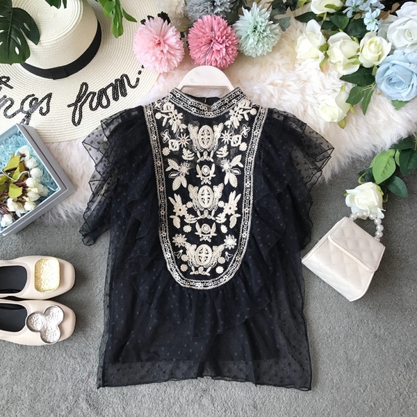 Bluză de damă modernă în alb și negru cu broderie