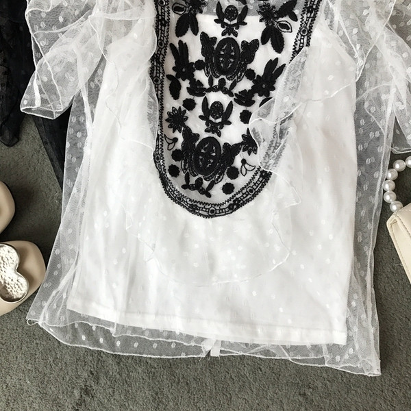 Bluză de damă modernă în alb și negru cu broderie