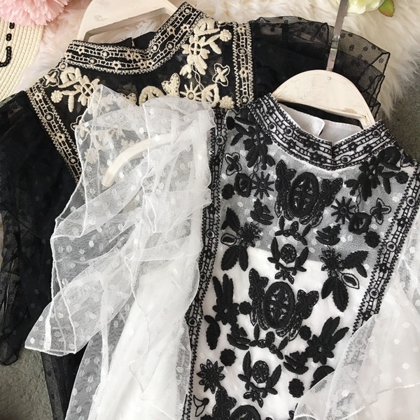 Bluză de damă modernă în alb și negru cu broderie