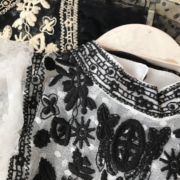 Bluză de damă modernă în alb și negru cu broderie