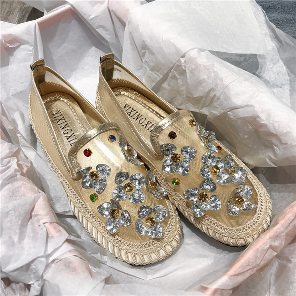 Stílusos női mokaszin kövekkel fekete, arany és ezüst színben