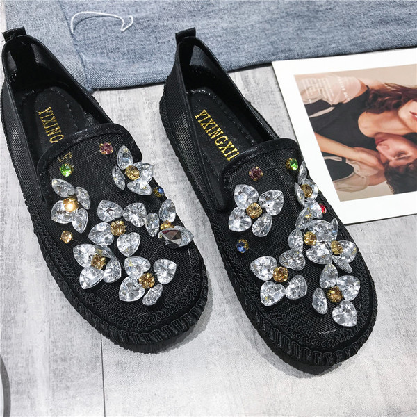 Stílusos női mokaszin kövekkel fekete, arany és ezüst színben