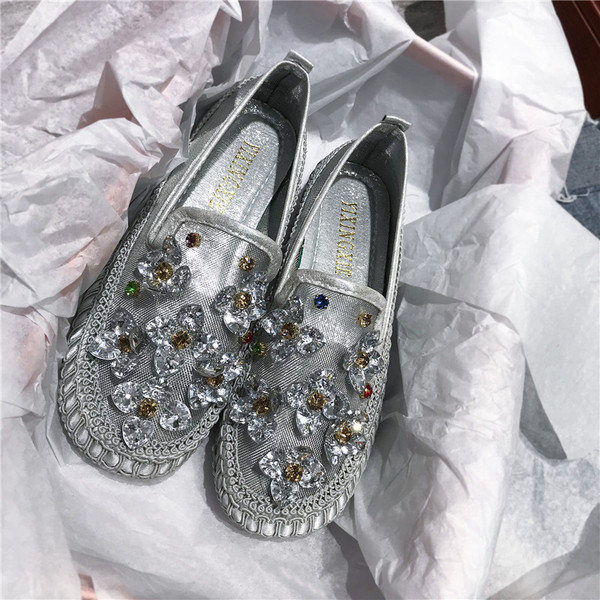 Stílusos női mokaszin kövekkel fekete, arany és ezüst színben