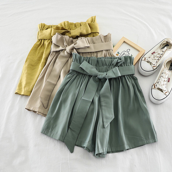 Modern női rövidnadrág szalagos elemmel