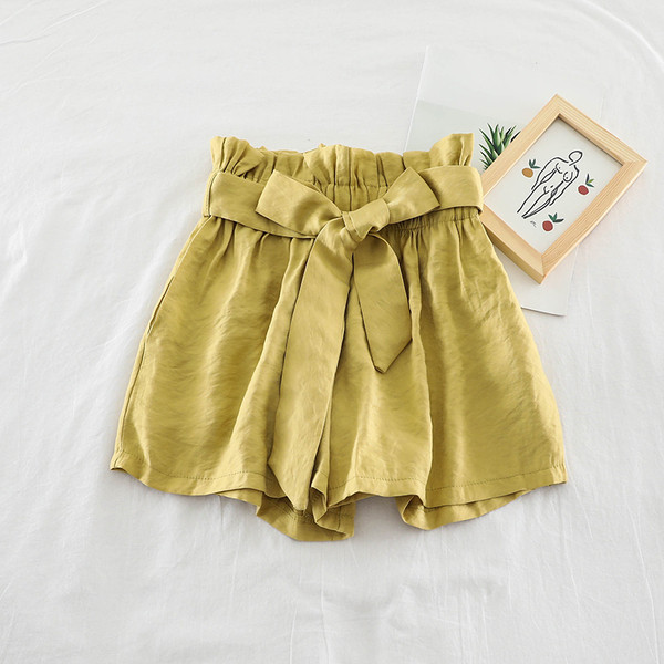 Modern női rövidnadrág szalagos elemmel