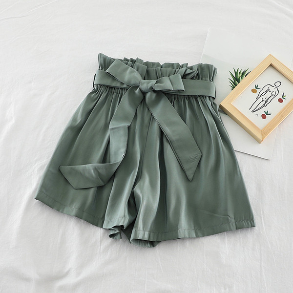 Modern női rövidnadrág szalagos elemmel