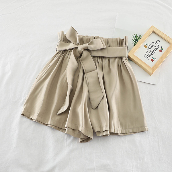 Modern női rövidnadrág szalagos elemmel