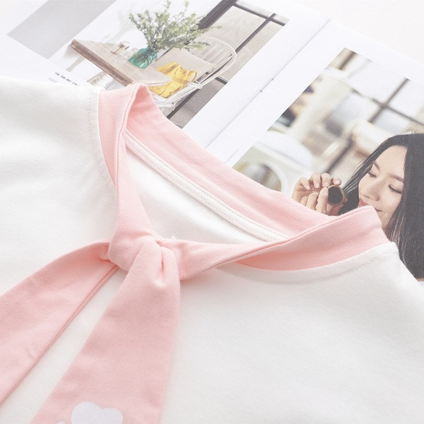 Alkalmi női póló nyakkendővel és rátéttel