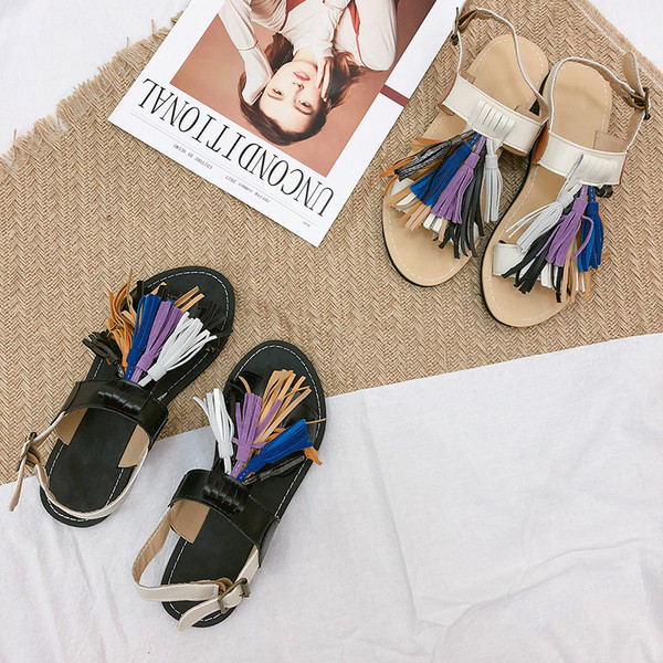 Sandale de dama moderne cu ciucuri colorati in alb, maro si negru