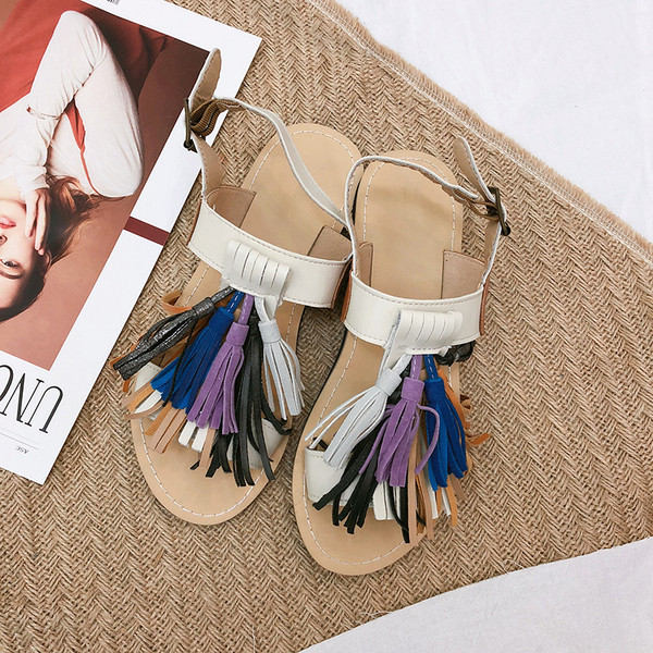 Sandale de dama moderne cu ciucuri colorati in alb, maro si negru