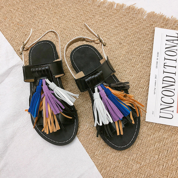 Sandale de dama moderne cu ciucuri colorati in alb, maro si negru