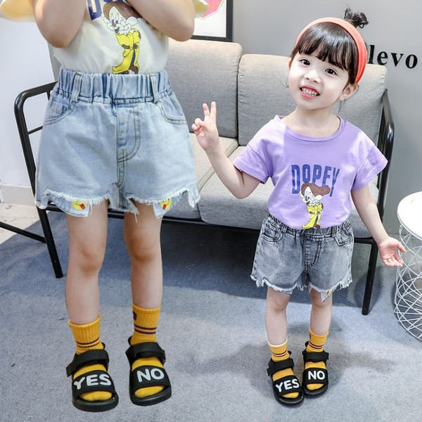 Blugi scurti pentru copii in doua culori cu aplicatie si buzunare