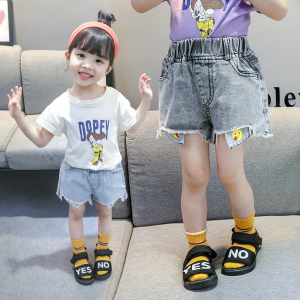 Blugi scurti pentru copii in doua culori cu aplicatie si buzunare