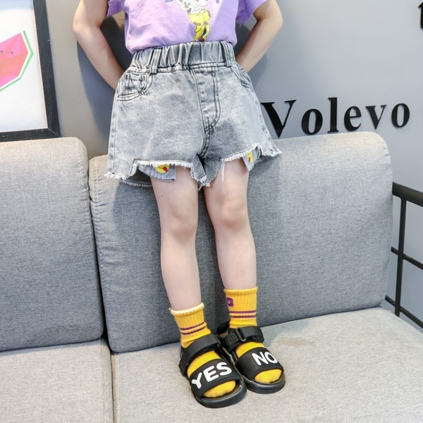 Blugi scurti pentru copii in doua culori cu aplicatie si buzunare