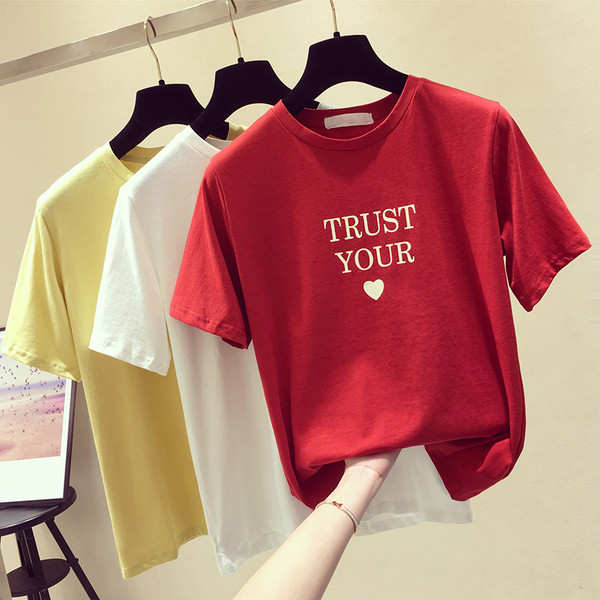 Tricou de damă cu inscripție în alb, roșu și galben