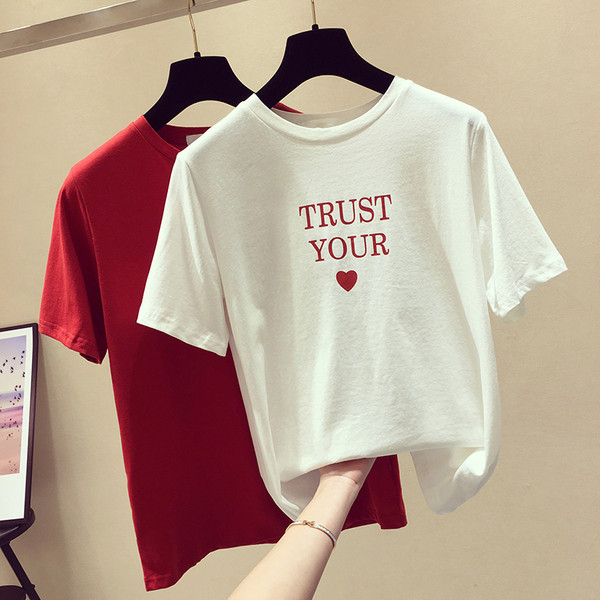 Tricou de damă cu inscripție în alb, roșu și galben