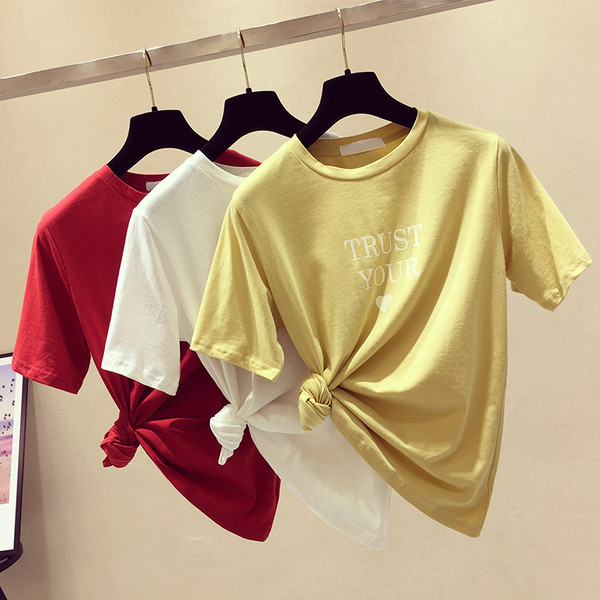 Tricou de damă cu inscripție în alb, roșu și galben