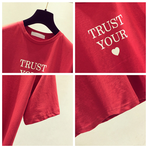 Tricou de damă cu inscripție în alb, roșu și galben