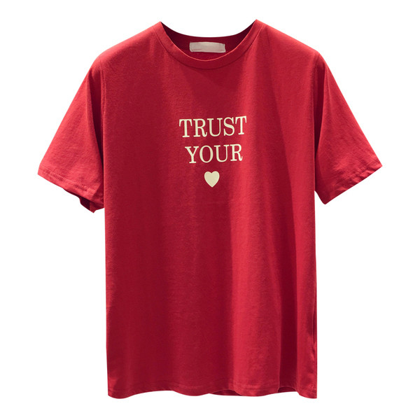 Tricou de damă cu inscripție în alb, roșu și galben