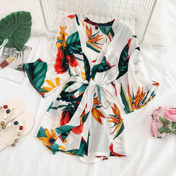 Modern női pareo nyakkendővel és virágmotívummal