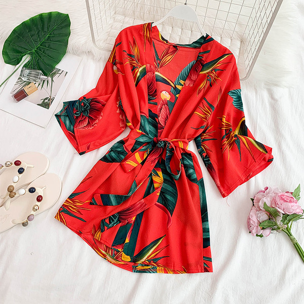 Modern női pareo nyakkendővel és virágmotívummal