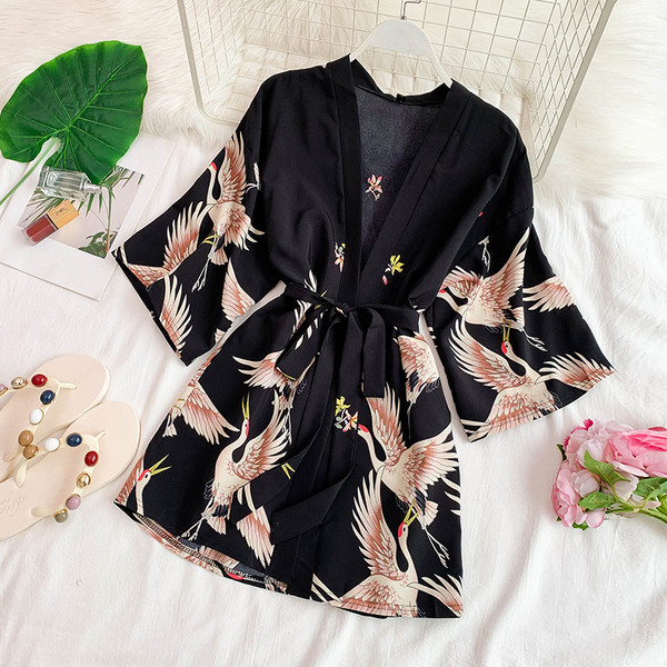 Modern női pareo nyakkendővel és virágmotívummal