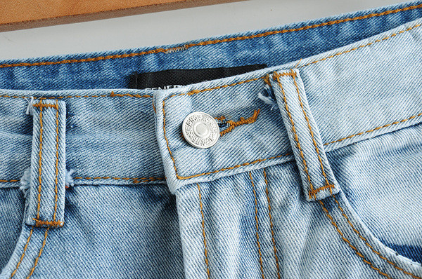 Modern női szoknya kék és szürke színben, szakadt motívumokkal