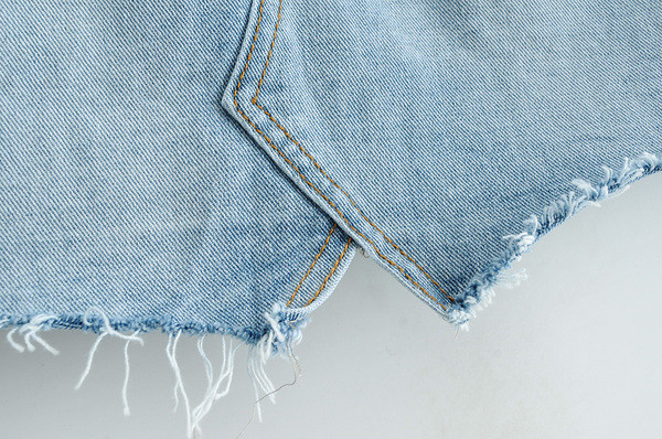 Modern női szoknya kék és szürke színben, szakadt motívumokkal