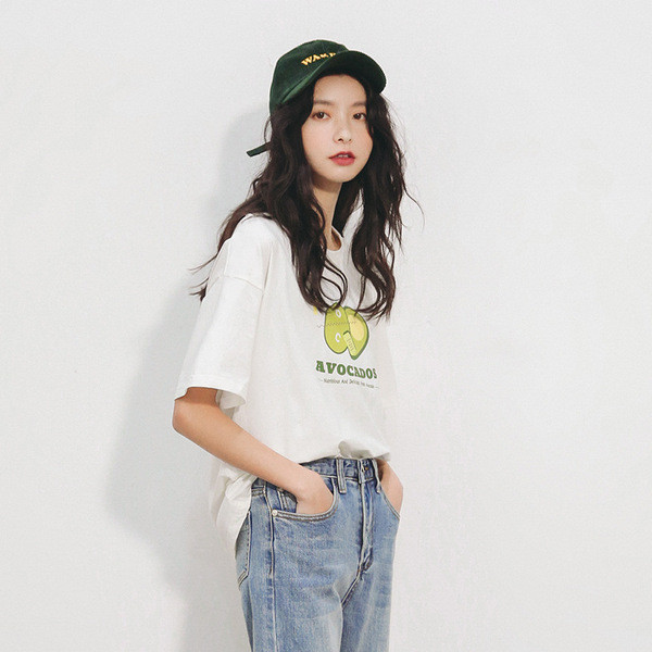 Tricou de damă de ultimă generație cu aplicație albă