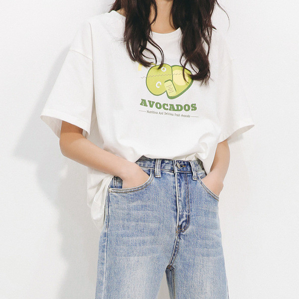 Tricou de damă de ultimă generație cu aplicație albă