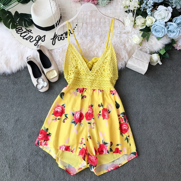 Stílusos női overall virágos motívummal, vékony pántokkal