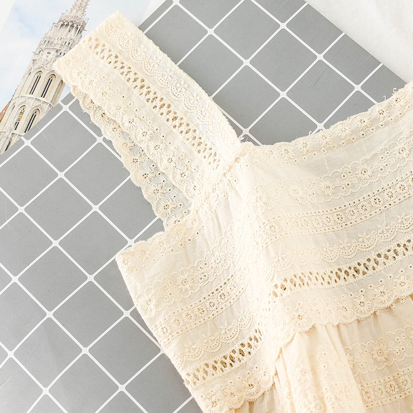 Modern női felső bézs és fehér színben