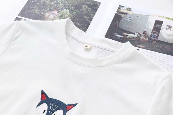 Új modell női póló hímzéssel, fehér színben