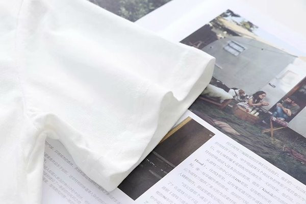 Új modell női póló hímzéssel, fehér színben