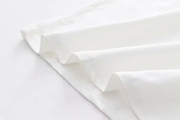 Új modell női póló hímzéssel, fehér színben