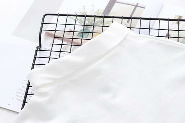 Stílusos női póló fehér rátéttel