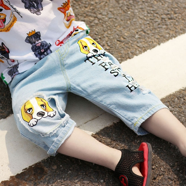 Aktuális gyerekfarmer fiúknak rátéttel és feliratokkal