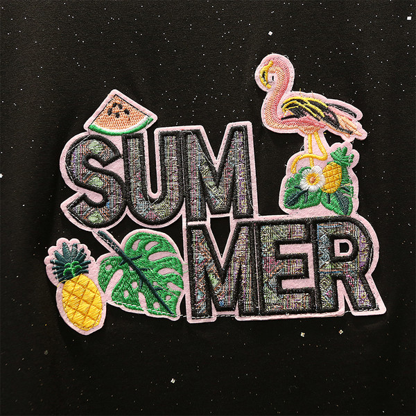 Alkalmi női póló fehér és fekete mintával