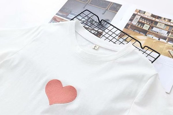 Alkalmi női póló hímzéssel