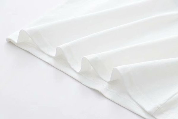 Alkalmi női póló hímzéssel