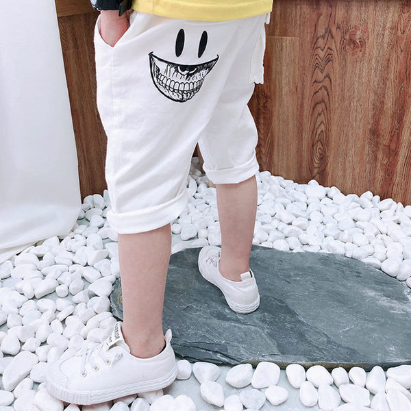 Modern gyereknadrág fiúknak fehér színben, rátéttel