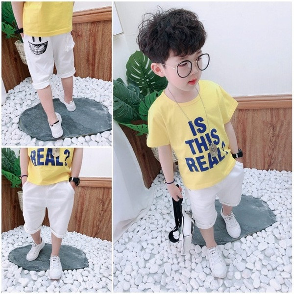 Modern gyereknadrág fiúknak fehér színben, rátéttel