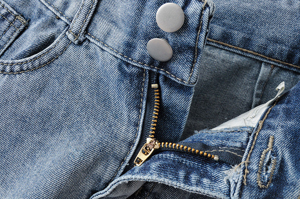 Női rövidnadrág új modellje szakadt motívumokkal, kék színben